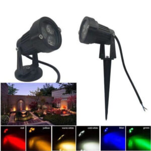 Đèn sân vườn ghim rọi cỏ xanh lá